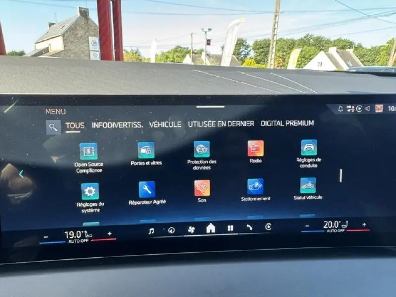 Vue avant intérieure centrée sur l'écran tactile du tableau de bord d'un BMW X3 xDrive20 gris métallisé 2024.