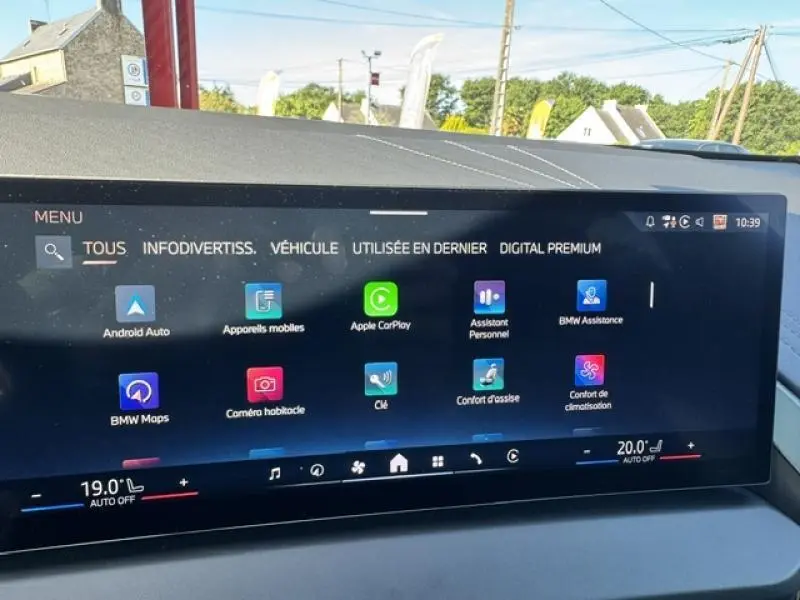 Écran tactile central du BMW X3 xDrive20 M Sport 2024 affichant le menu des applications connectées.