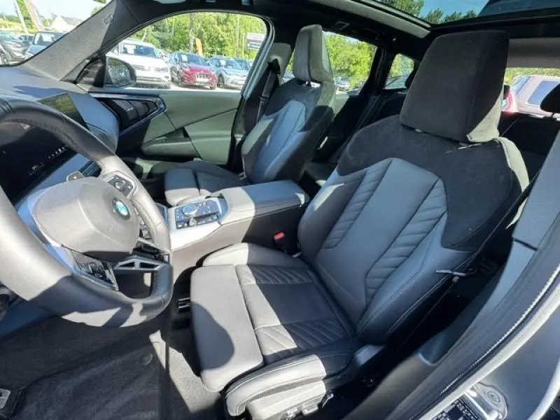 Vue intérieure côté gauche montrant les sièges sport en Alcantara noir et la console centrale d'une BMW X3 xDrive20 M Sport 2024.