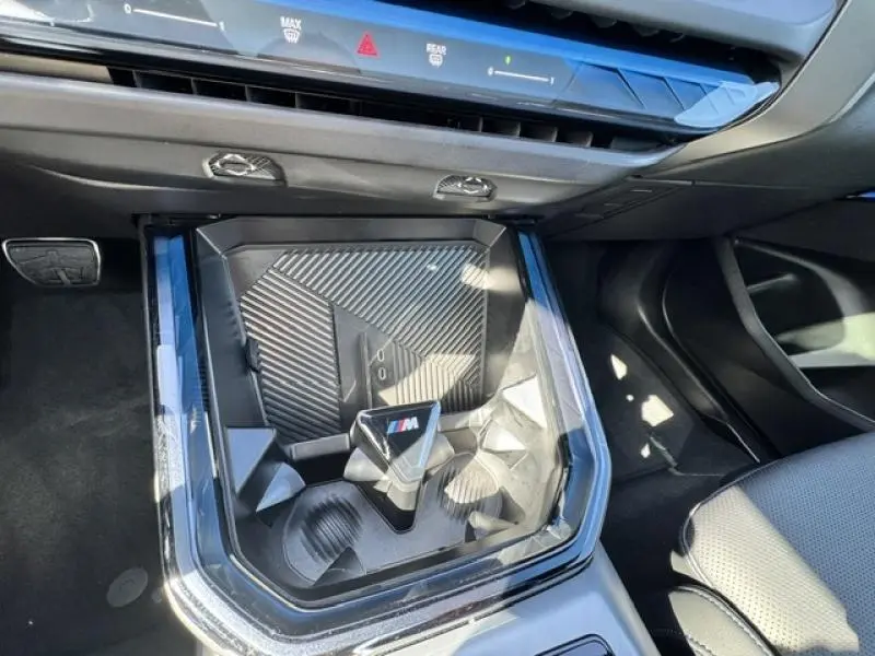 Gros plan sur la console centrale noire avec levier de vitesses M Sport et surface texturée dans un BMW X3 xDrive20 2024.
