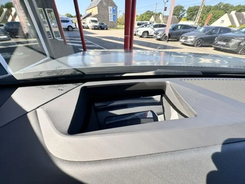 Vue intérieure du tableau de bord de la BMW X3 xDrive20 M Sport 2024, mettant en valeur l'écran escamotable.