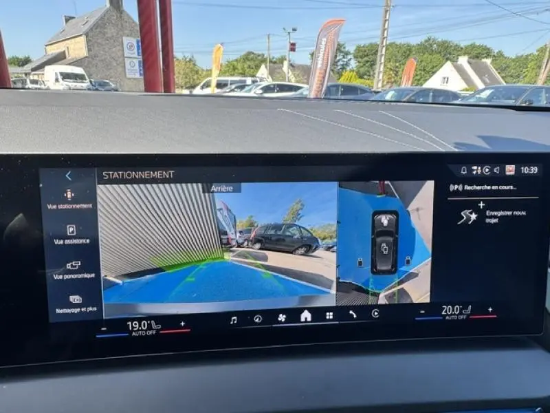Vue intérieure de l'écran tactile du BMW X3 xDrive20 M Sport 2024 montrant la caméra de recul en stationnement.