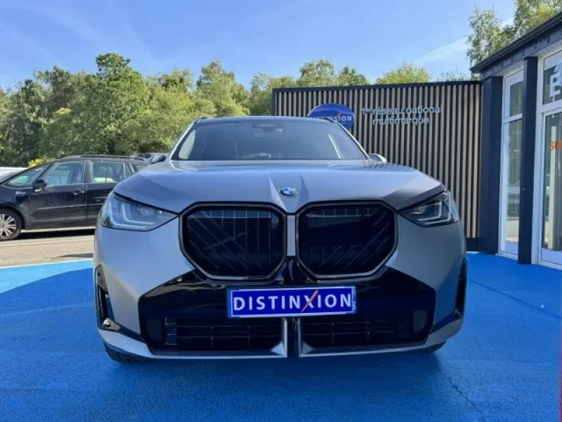 Vue frontale d’un BMW X3 xDrive20 M Sport 2024 en gris métallisé avec calandre noire et freins M Sport rouges visibles.
