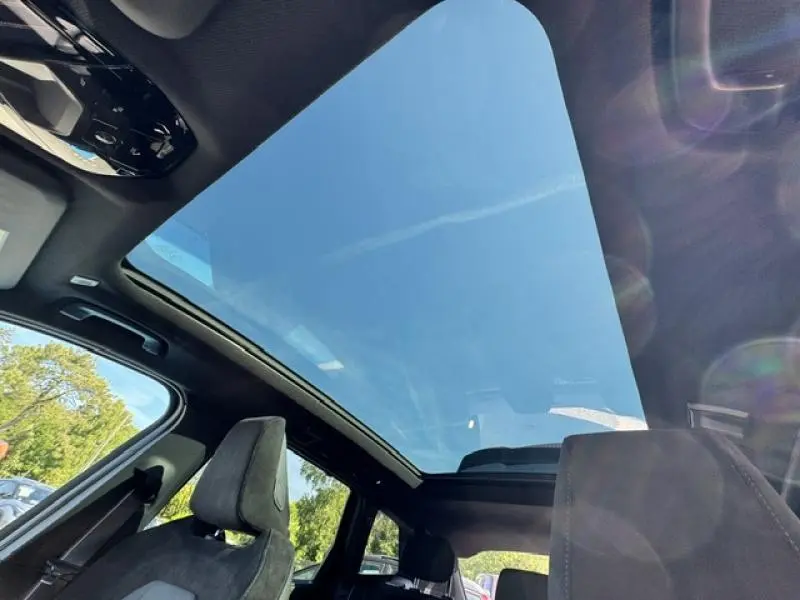 Vue intérieure du toit panoramique du BMW X3 xDrive20 M Sport 2024 avec ciel bleu visible à travers la vitre.