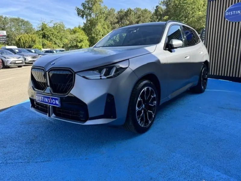 BMW X3 xDrive20 M Sport 2024 en BMW Ind Frozen Pure Grey, vue 3/4 avant avec jantes noires et freins rouges M Sport.