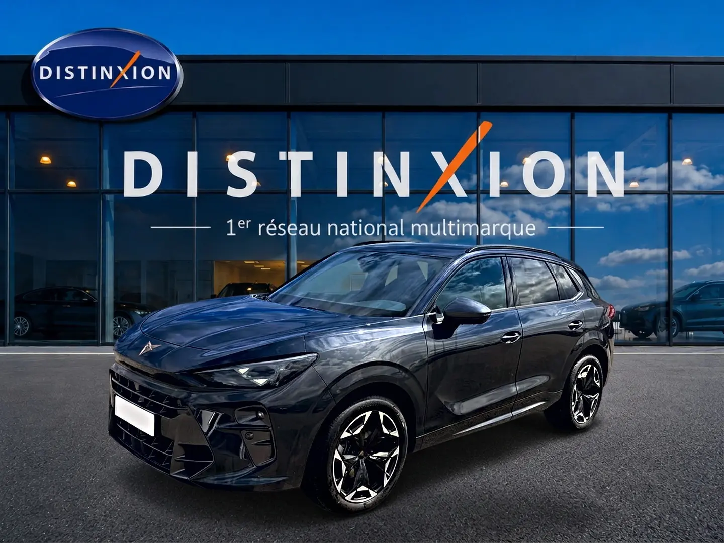 SUV CUPRA TERRAMAR gris timanfaya en 3/4 avant droit, avec jantes alu noires et détails sportifs visibles.