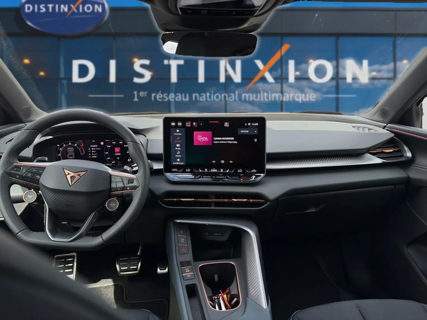 Vue intérieure avant du CUPRA TERRAMAR 2026, tableau de bord moderne avec écran tactile et volant cuir multifonction.