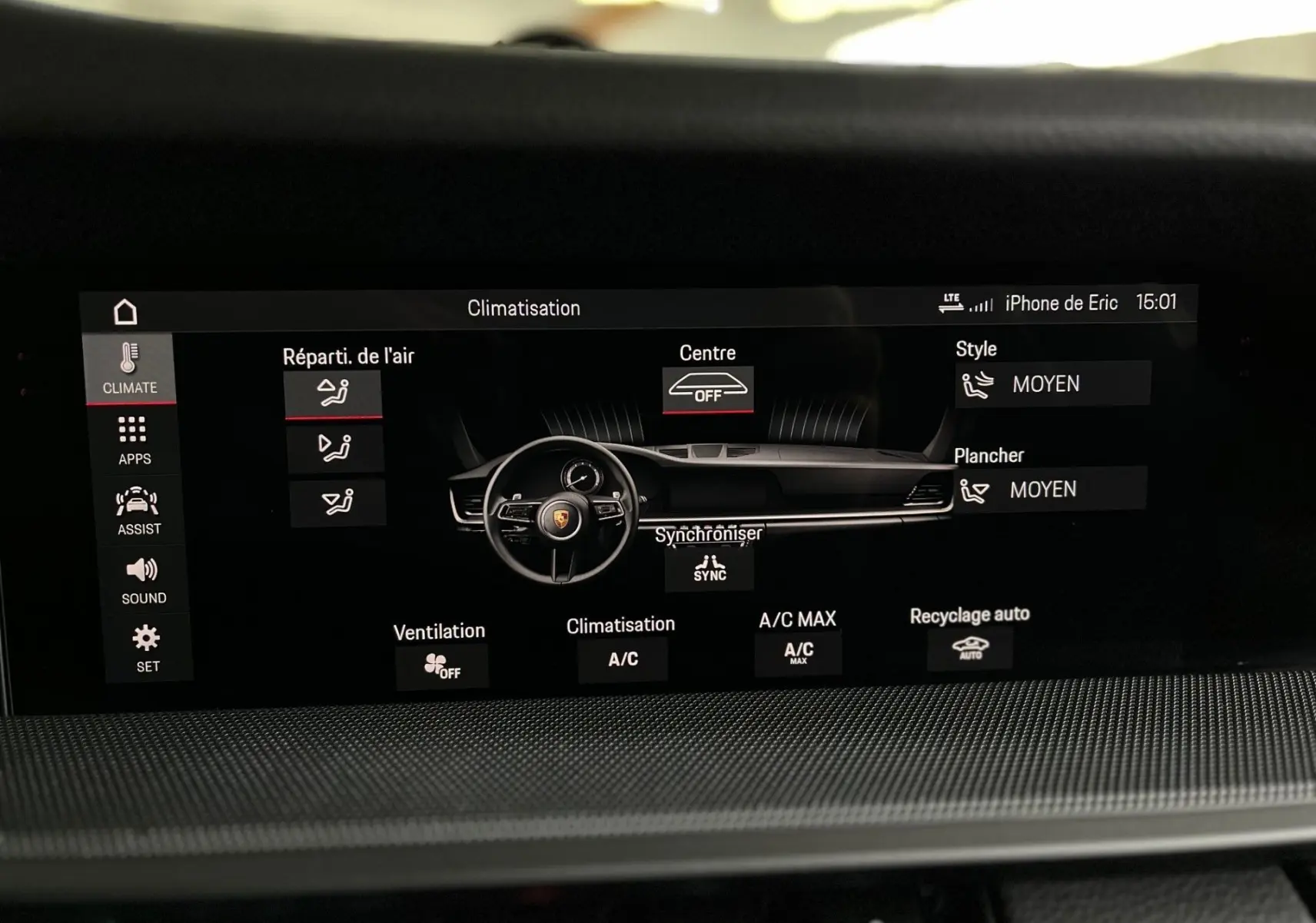 Écran tactile de climatisation affichant le tableau de bord et volant de la Porsche 911 Carrera S argent GT, intérieur noir.