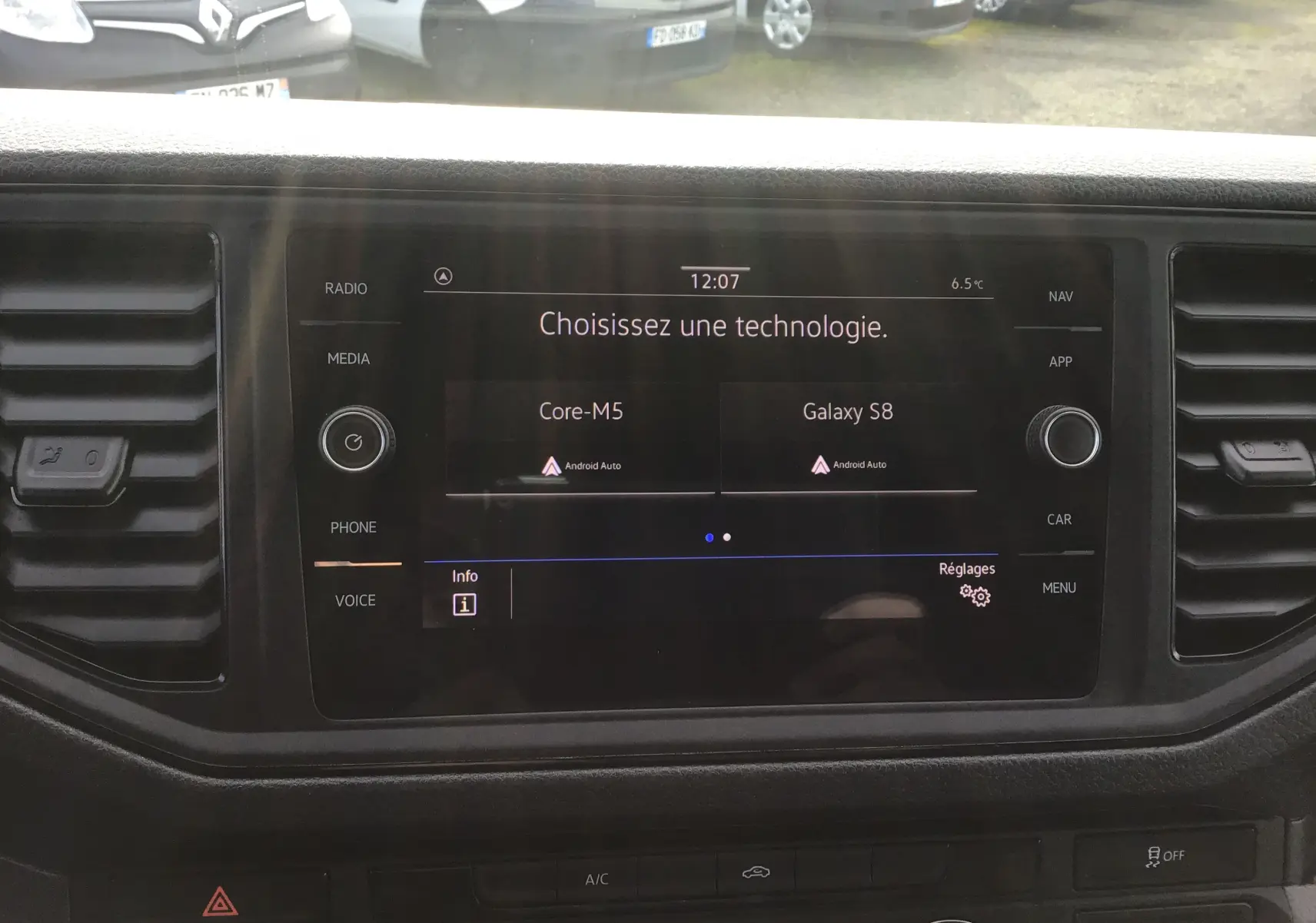 Écran tactile central du Volkswagen Crafter blanc 2021 affichant le menu de sélection Android Auto.