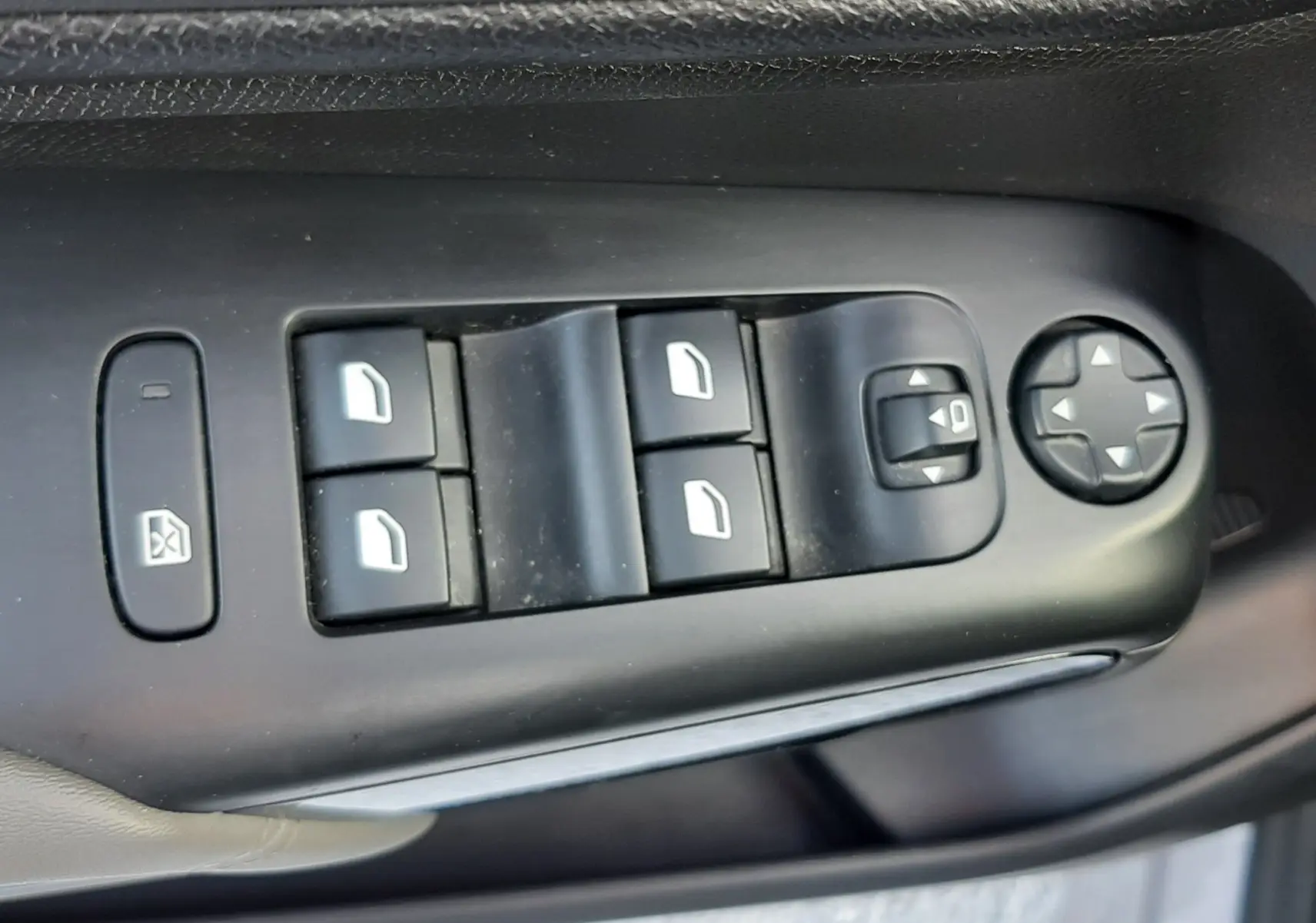 Panneau de commandes des vitres et rétroviseurs côté conducteur du Citroën C5 Aircross gris 2021.