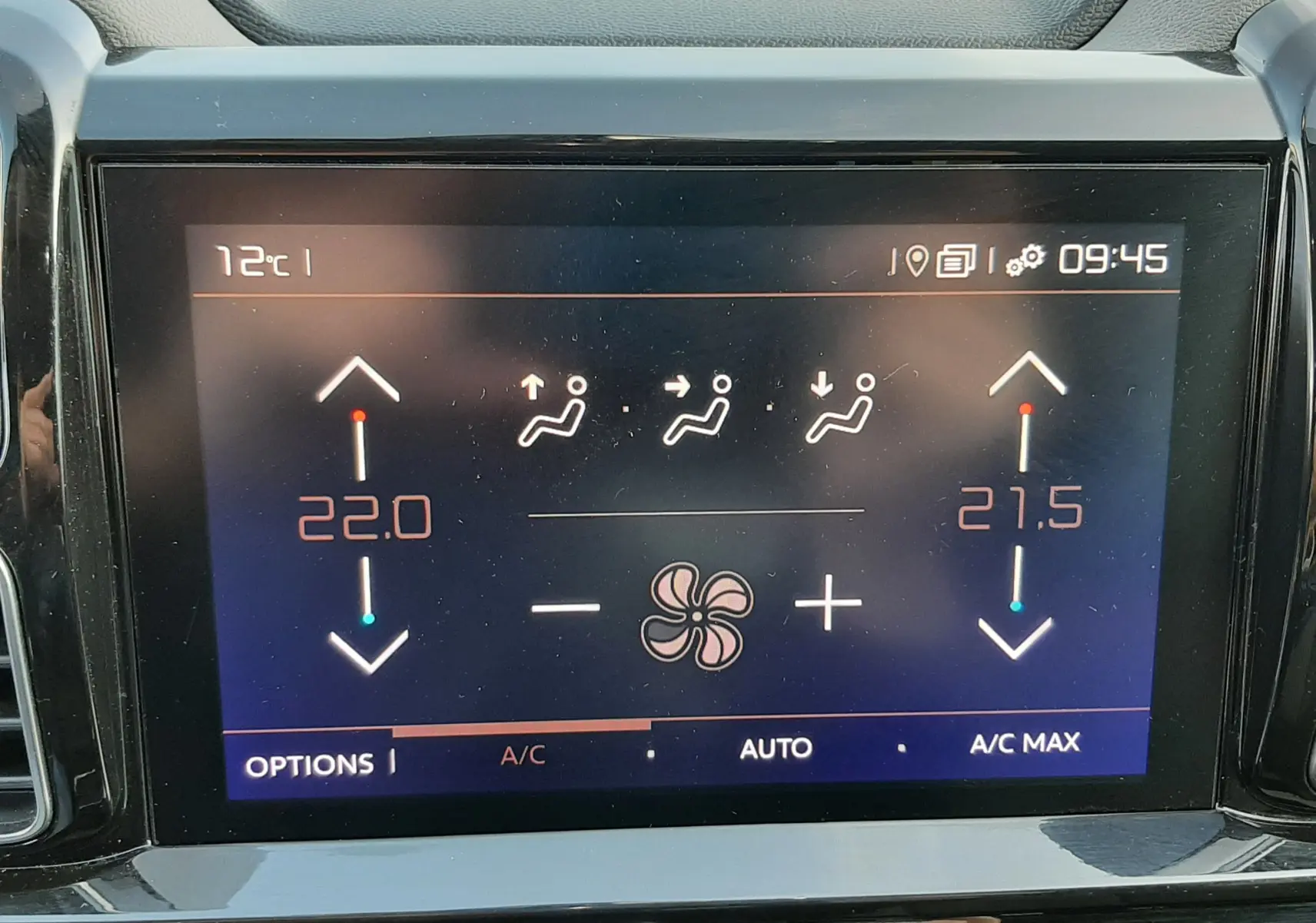 Écran tactile central du tableau de bord du Citroën C5 Aircross 2021, affichant la climatisation bi-zone en gris et noir.