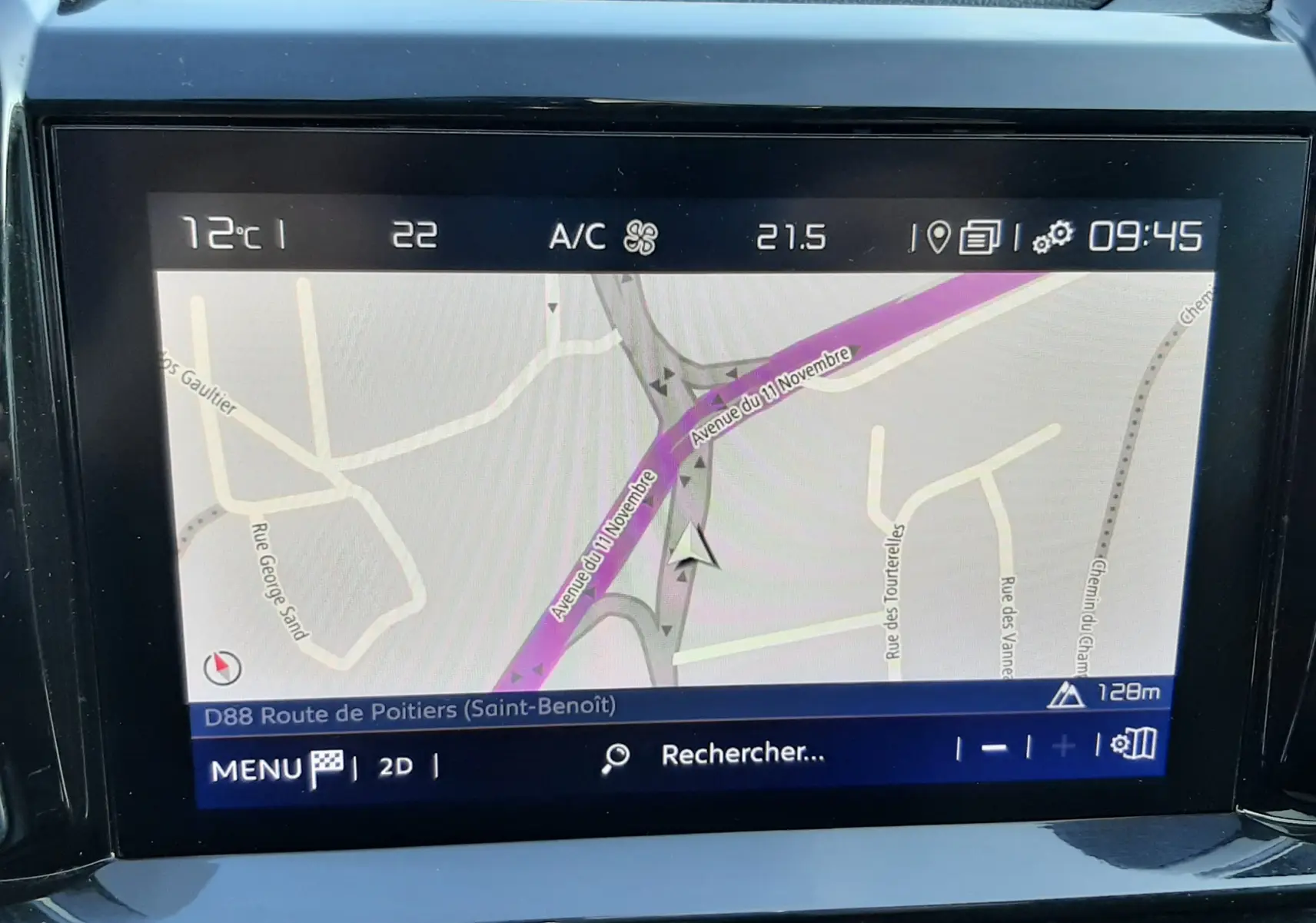 Écran tactile central du tableau de bord du Citroën C5 Aircross gris, affichant la navigation GPS en plein jour.