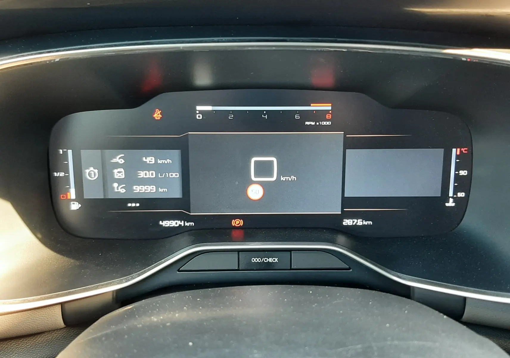 Vue rapprochée du tableau de bord numérique du Citroën C5 Aircross 1.2 PureTech 130 Feel Pack, affichage digital clair.