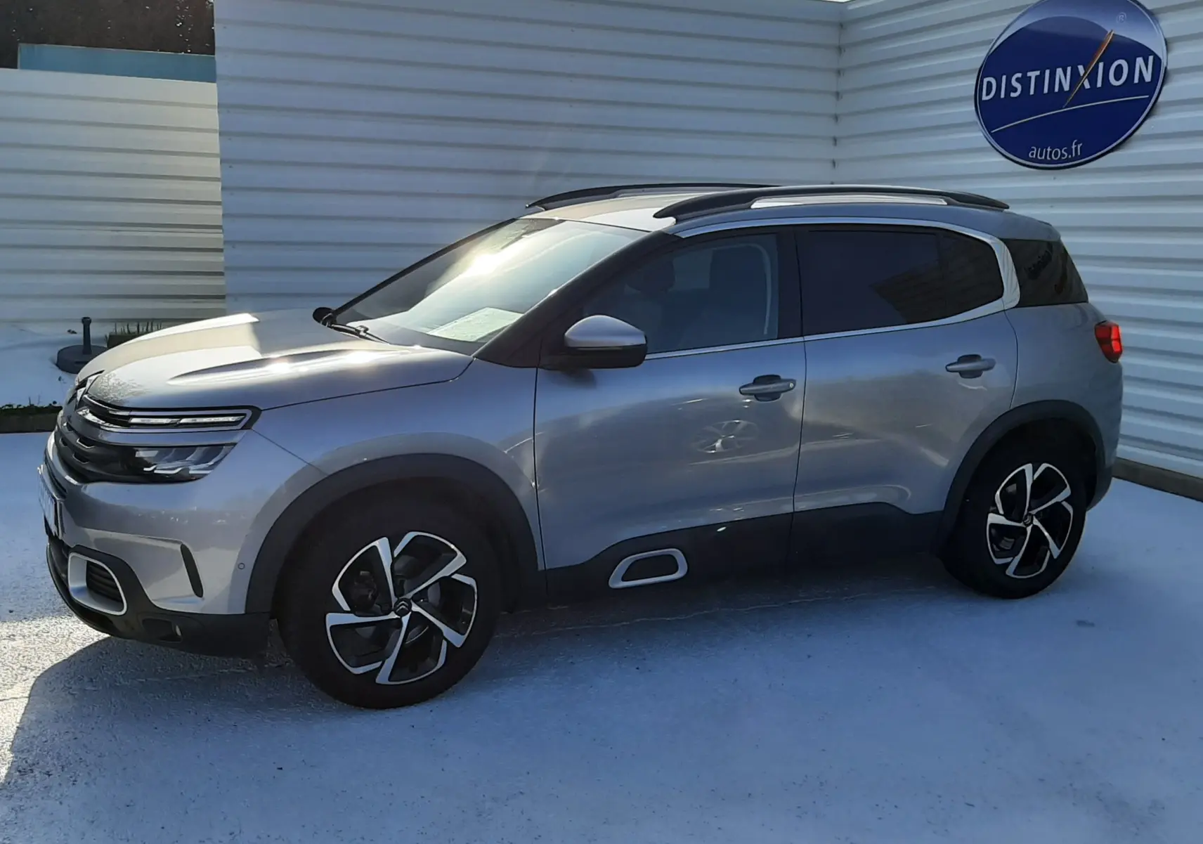 SUV Citroën C5 Aircross gris Artense vu de profil côté gauche, avec toit noir et jantes bi-ton distinctives.