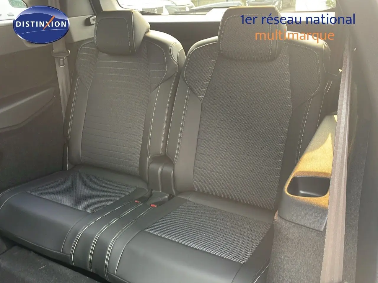 Vue rapprochée des sièges arrière en cuir noir avec surpiqûres blanches du Peugeot 5008 Hybrid 2025.