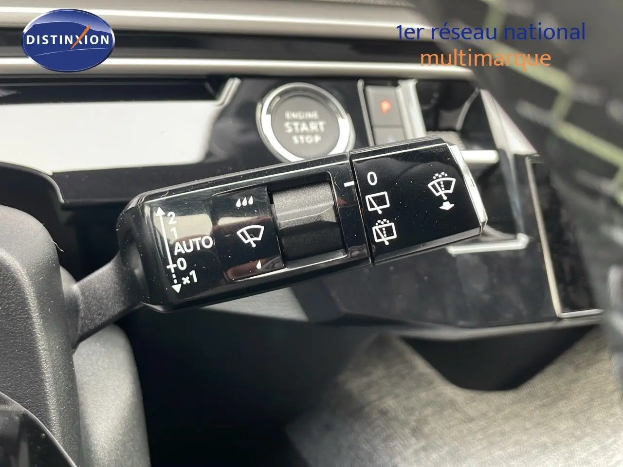 Gros plan sur la commande des essuie-glaces du Peugeot 5008 Hybrid 136ch GT, intérieur noir moderne.