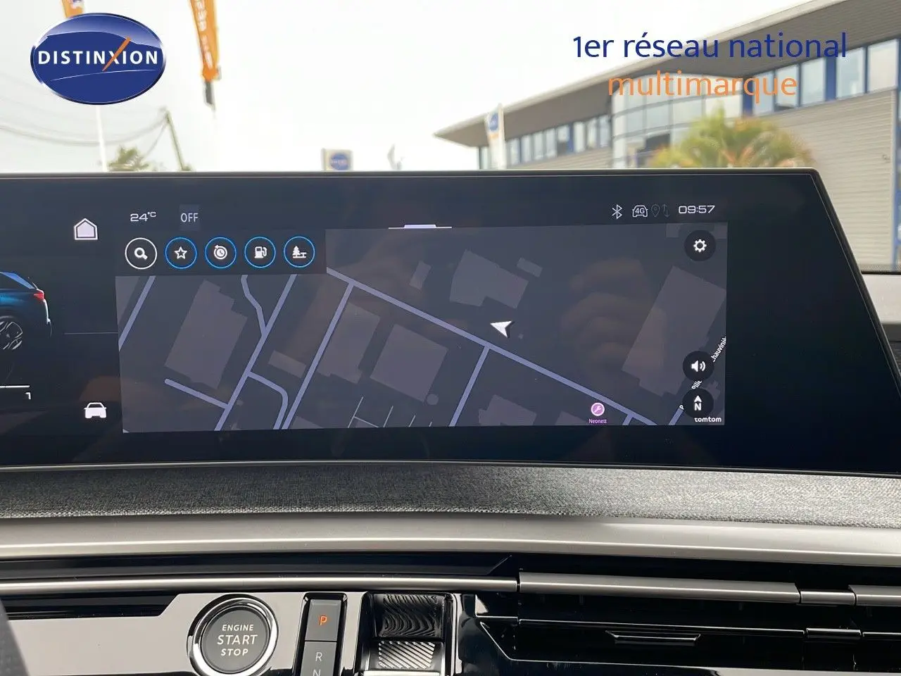 Tableau de bord du Peugeot 5008 Hybrid 136ch GT 2025 avec écran tactile GPS et bouton start/stop visible.