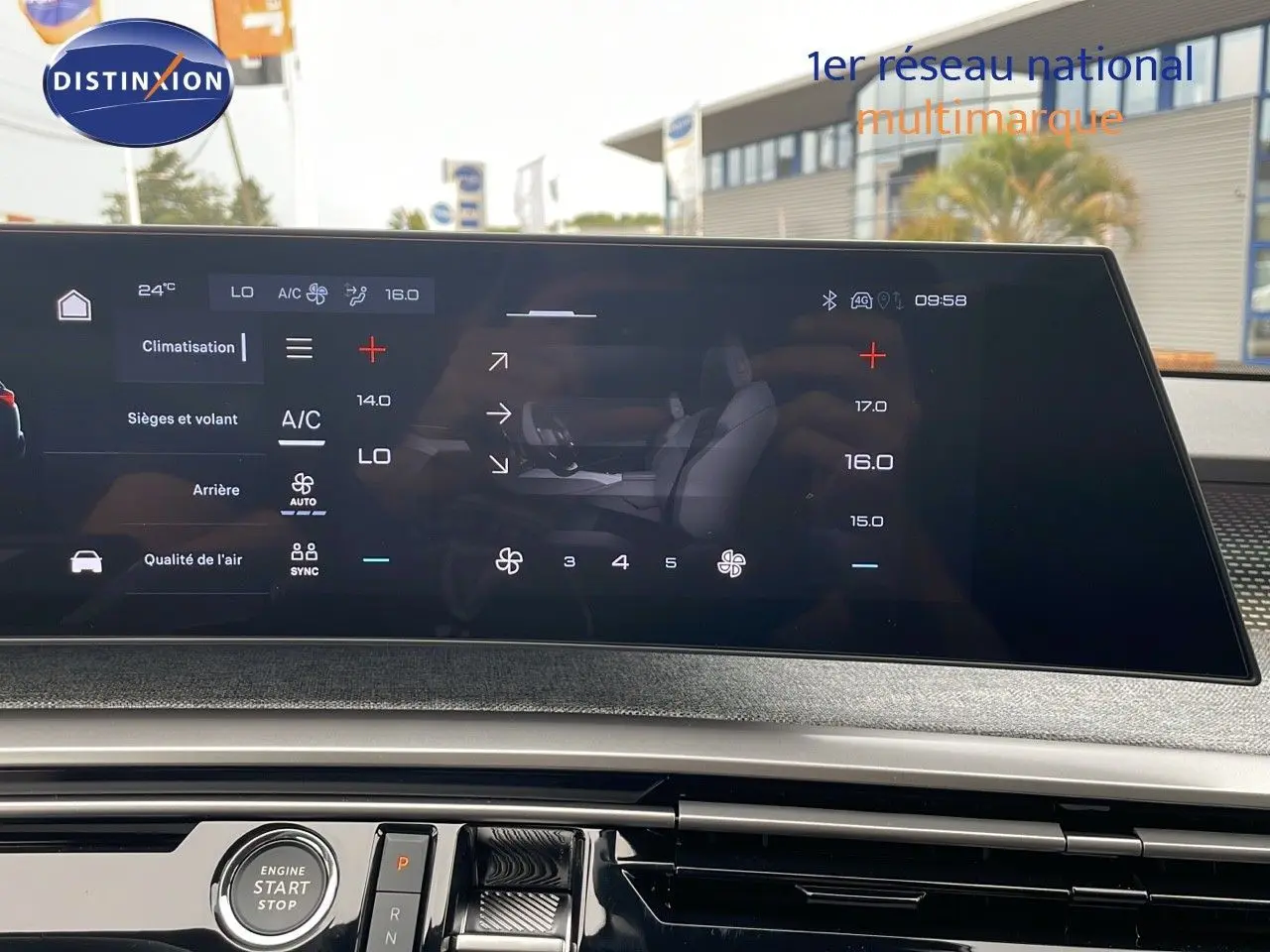 Écran tactile du tableau de bord du Peugeot 5008 Hybrid 136ch GT affichant les réglages de climatisation et sièges.