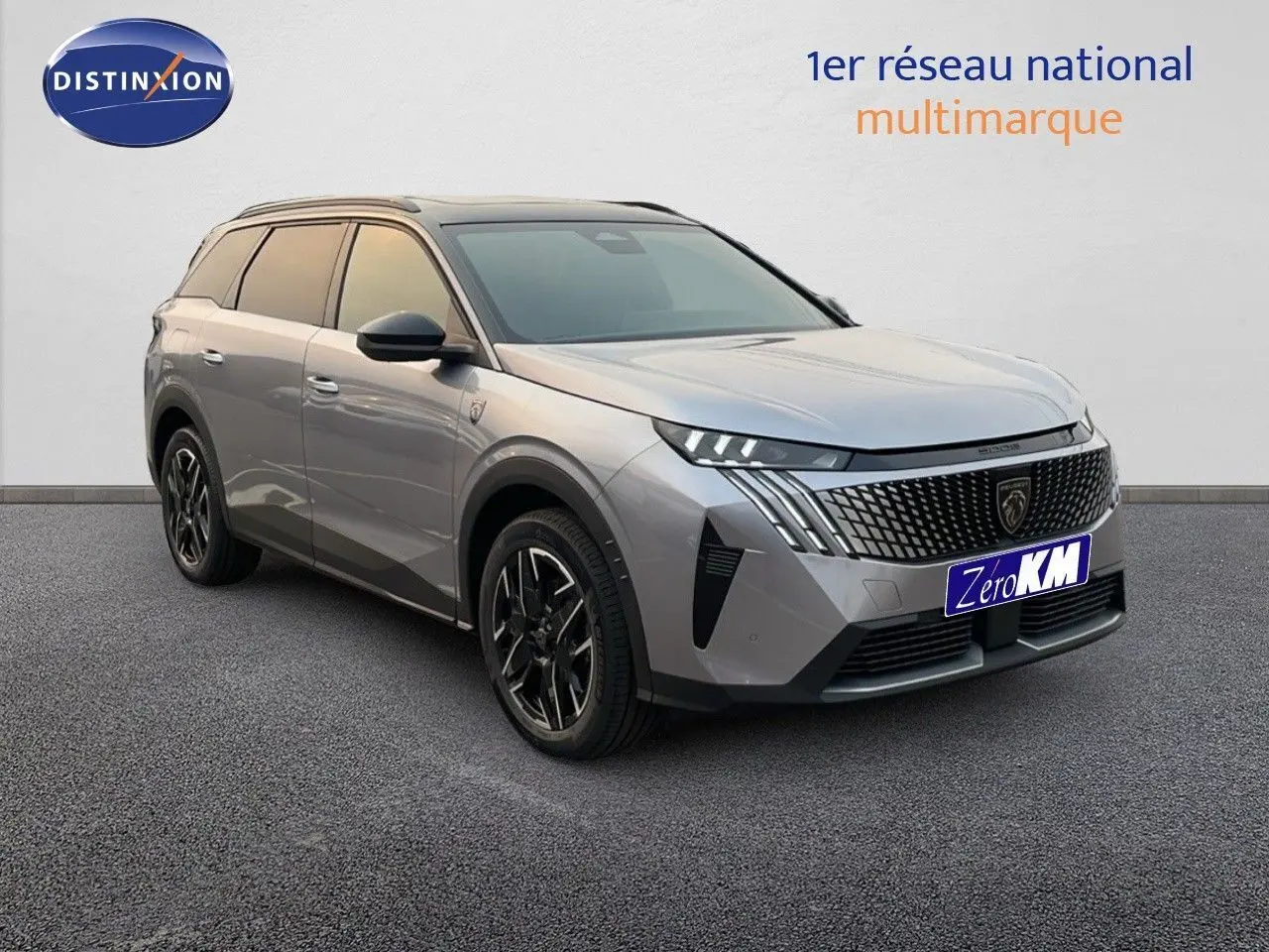 Peugeot 5008 Hybrid gris Artense métal avec toit noir, vue 3/4 avant mettant en valeur la calandre distinctive.
