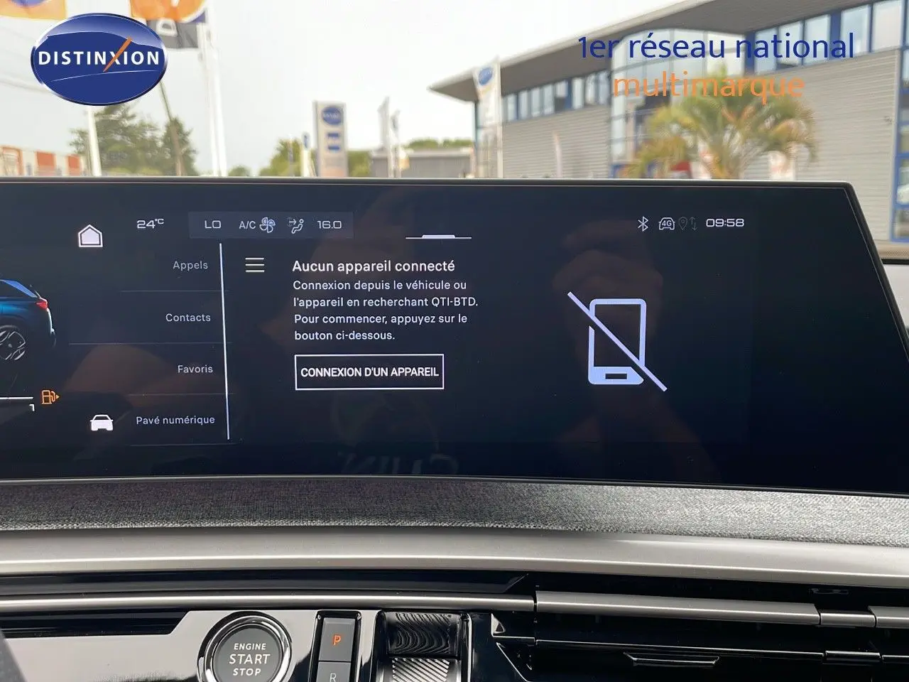 Vue intérieure du tableau de bord du Peugeot 5008 Hybrid gris Artense avec écran tactile et bouton start/stop visible.