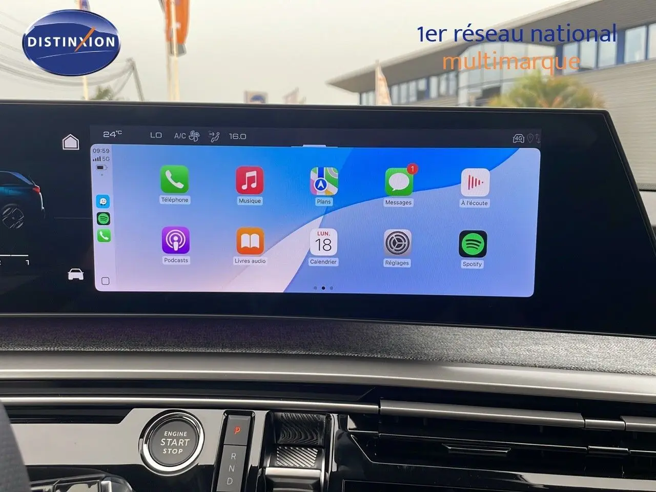 Écran tactile central affichant les applications connectées dans l’habitacle d’un Peugeot 5008 hybride 2025.