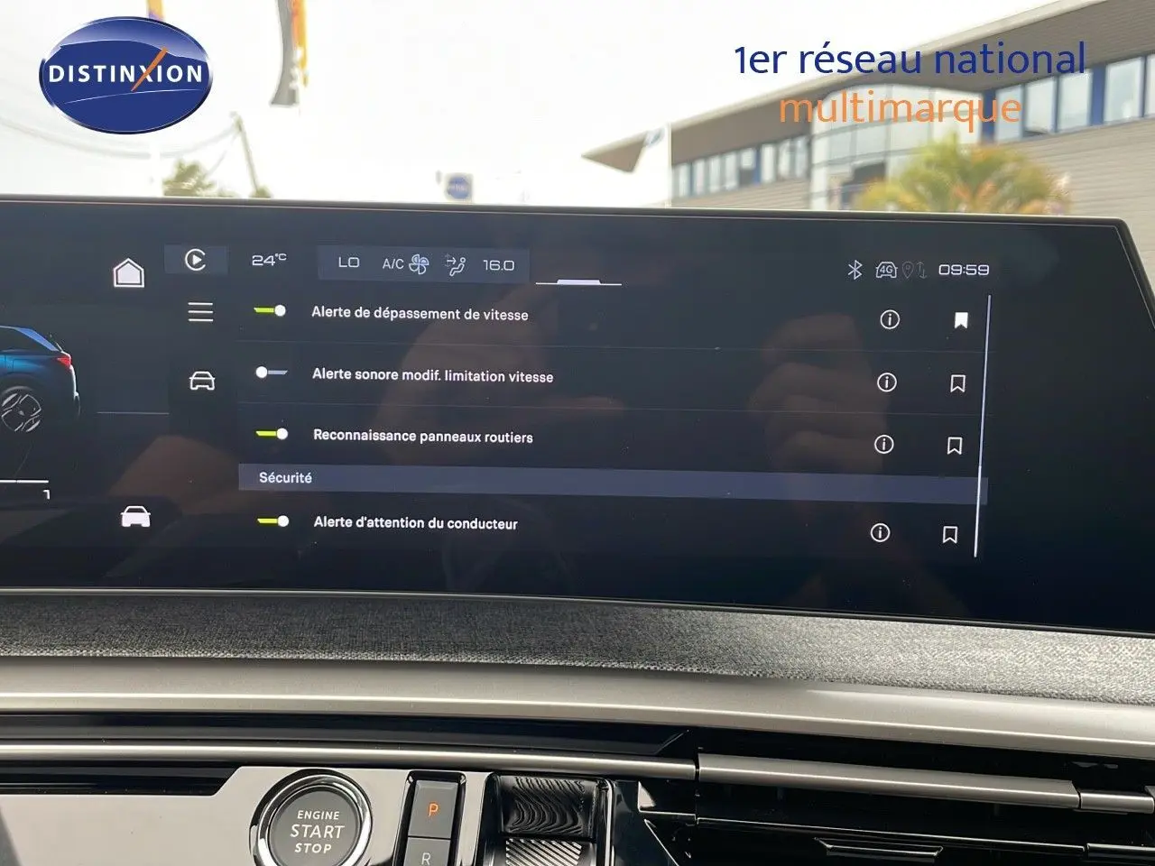 Écran tactile central du Peugeot 5008 Hybrid 136ch GT 2025 affichant les alertes de sécurité et climatisation.