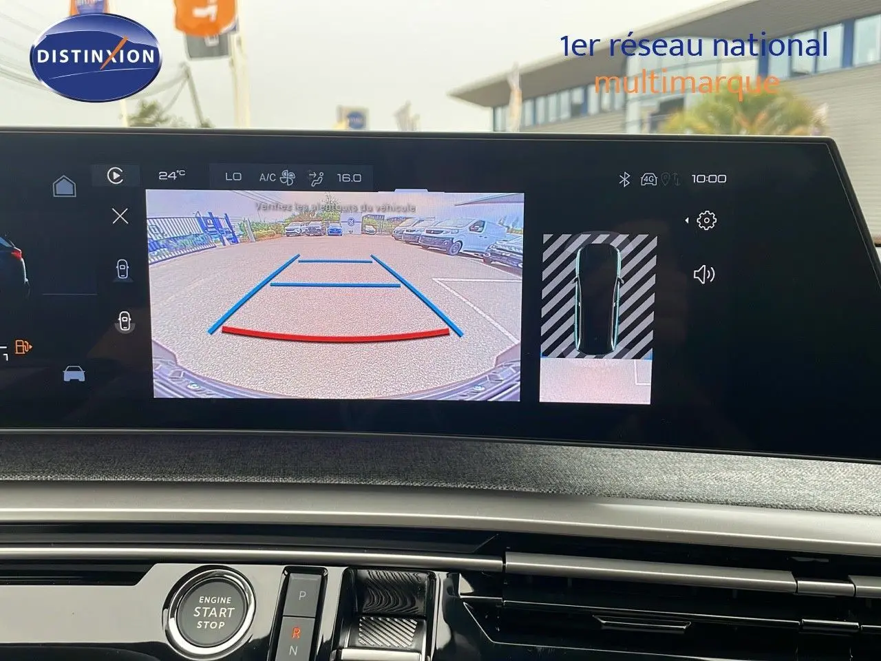 Écran multimédia affichant la caméra de recul et l'aide au stationnement du Peugeot 5008 gris Artense métal avec toit noir.