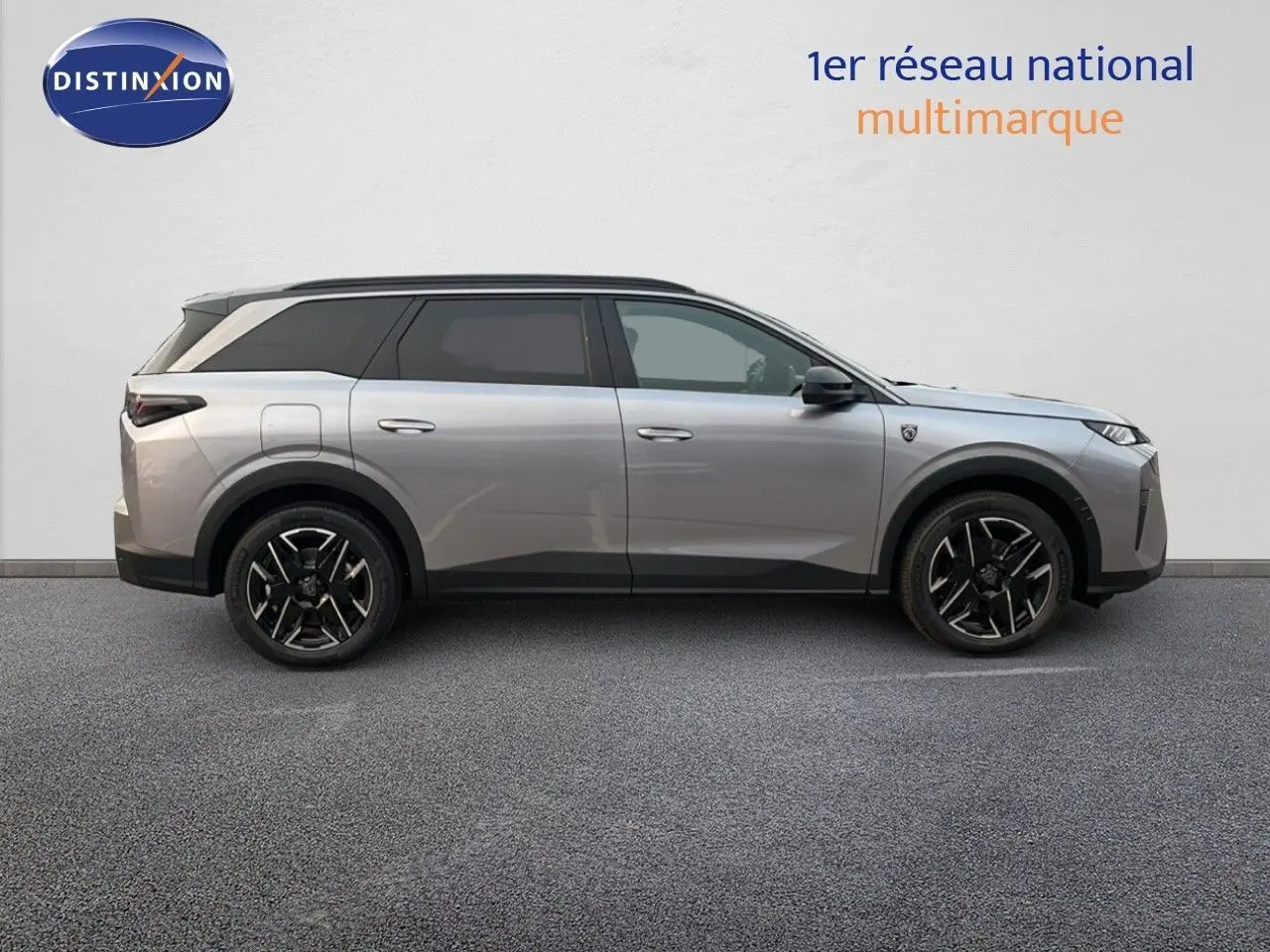 Profil droit du Peugeot 5008 hybride gris Artense métal avec toit noir et jantes alliage noires en 2025.