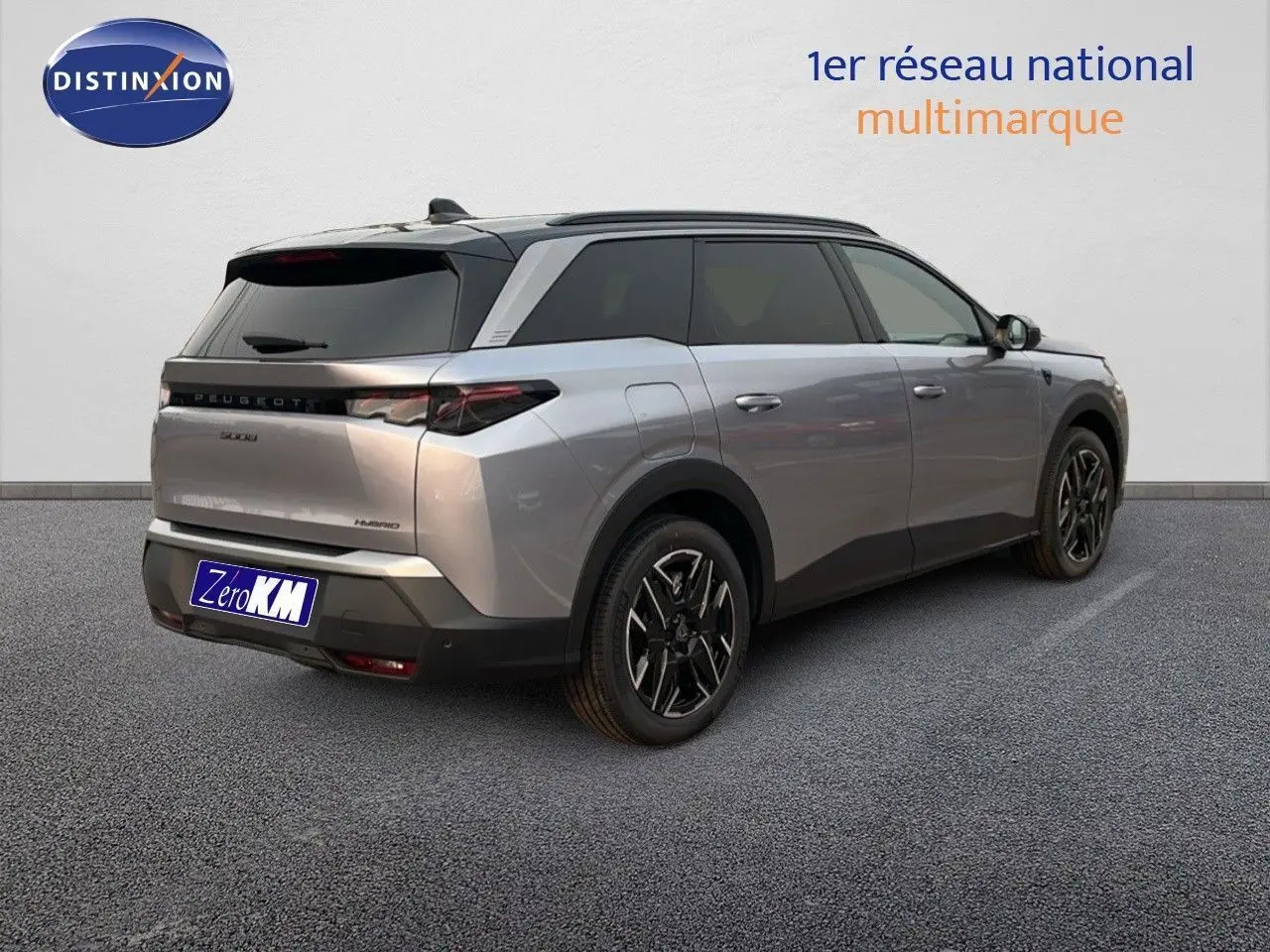 Vue 3/4 arrière droite du Peugeot 5008 Hybrid gris Artense métal avec toit noir et jantes noires distinctives.