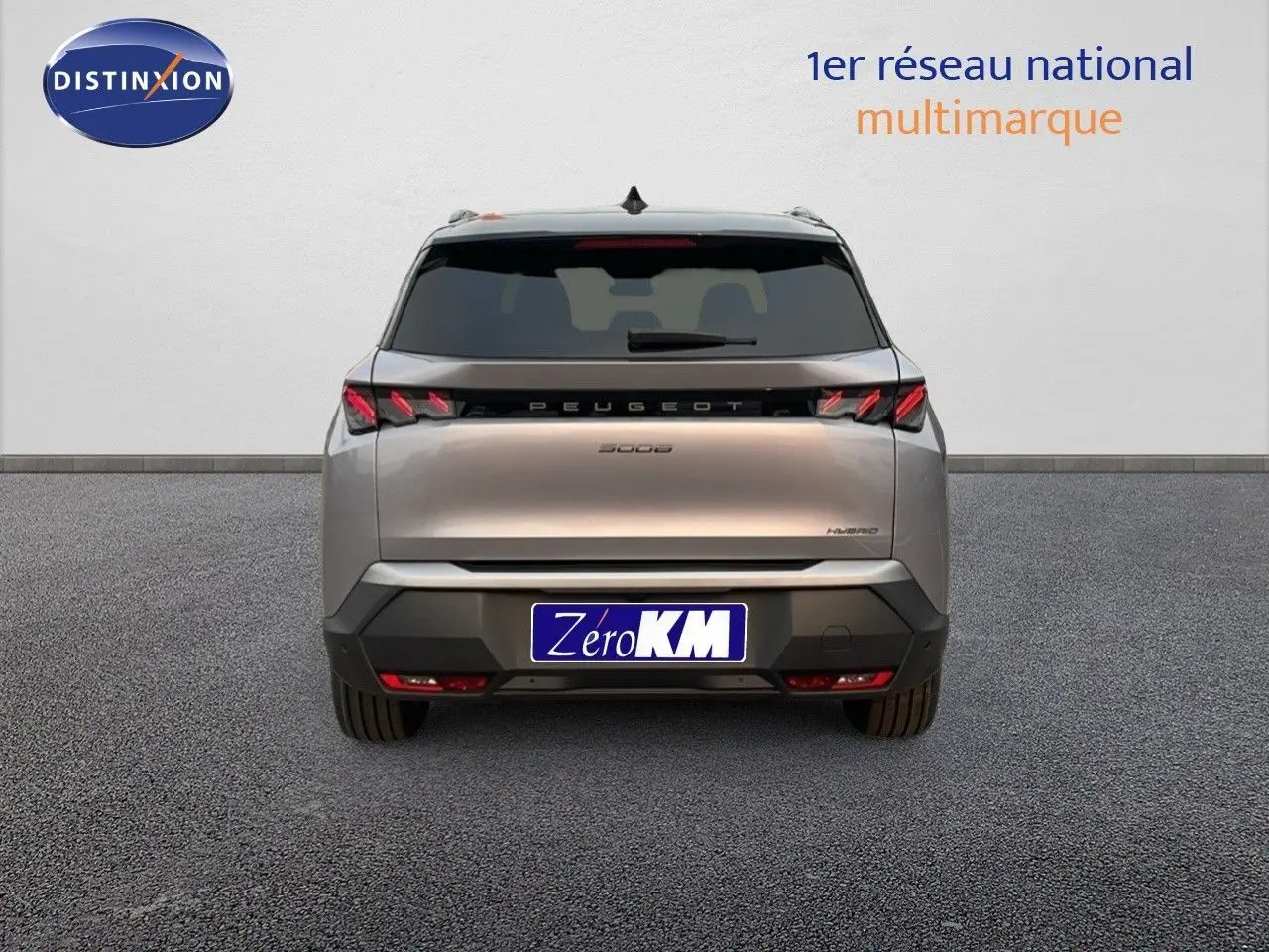 Vue arrière du Peugeot 5008 Hybrid 136ch GT gris Artense métal avec toit noir, mettant en valeur ses feux LED distinctifs.