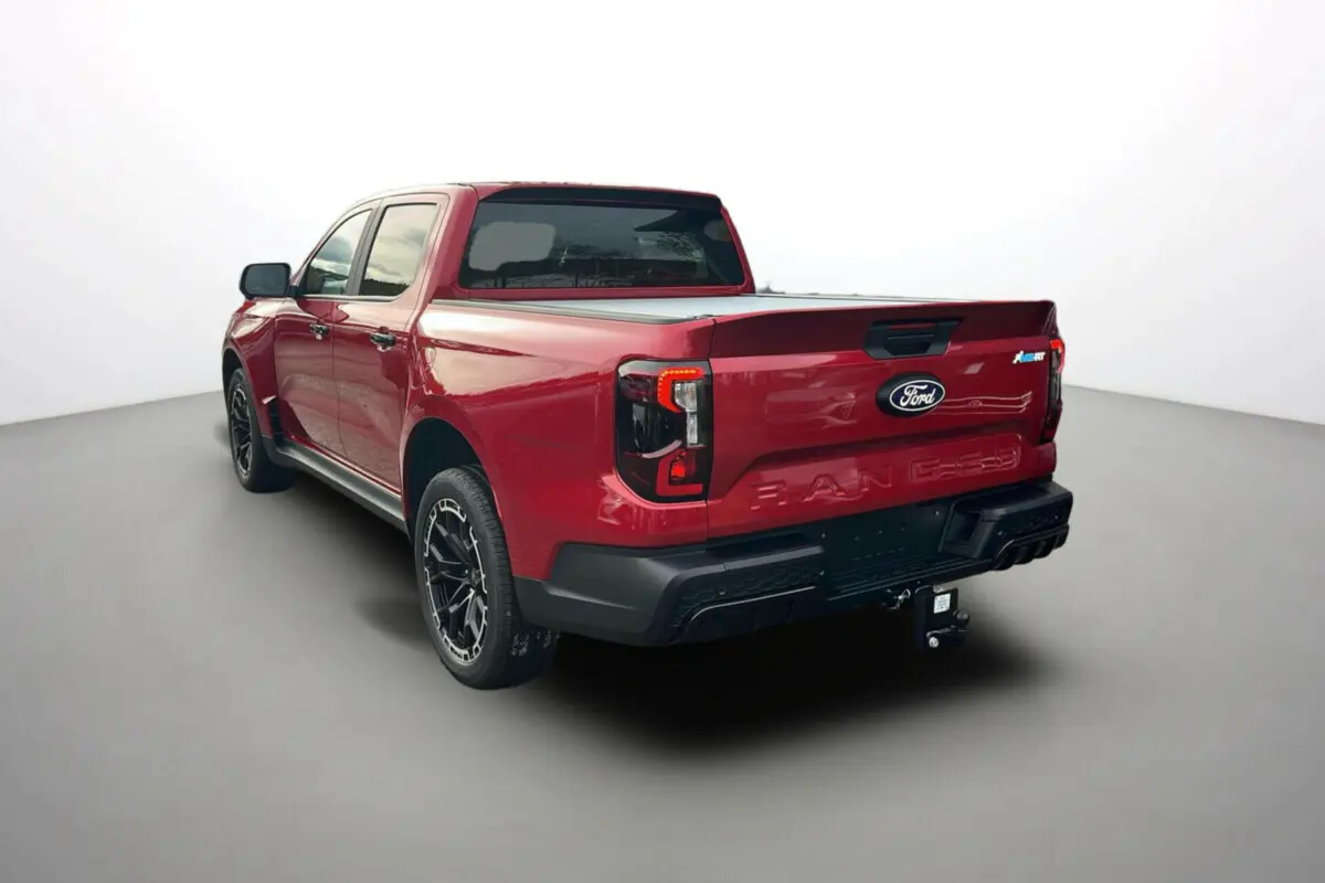 Ford Ranger 3.0 V6 240 MS-RT Plus rouge Lucid vu en 3/4 arrière droit avec attelage et jantes noires.
