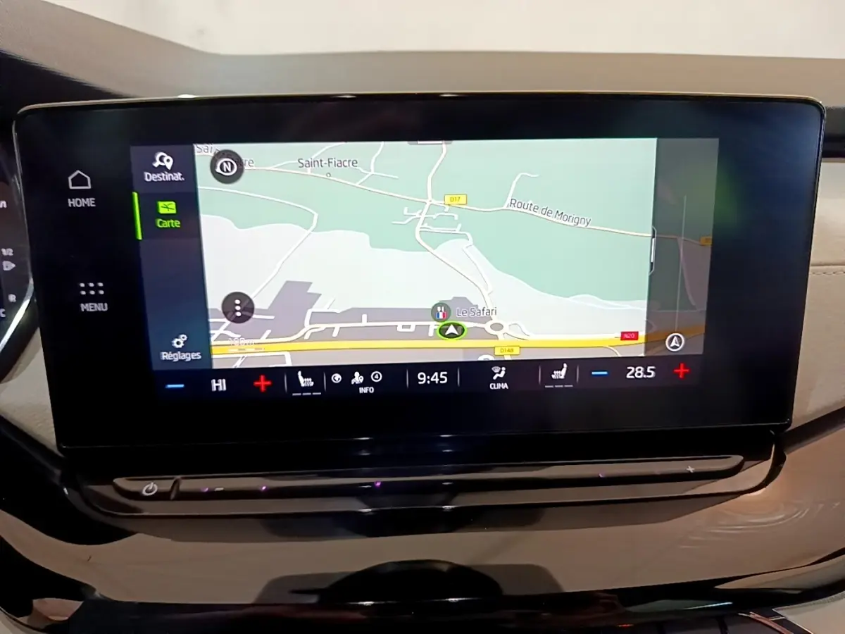 Écran tactile central affichant la navigation dans l’habitacle beige d’une Skoda Octavia 2.0 TDI blanche de 2022.