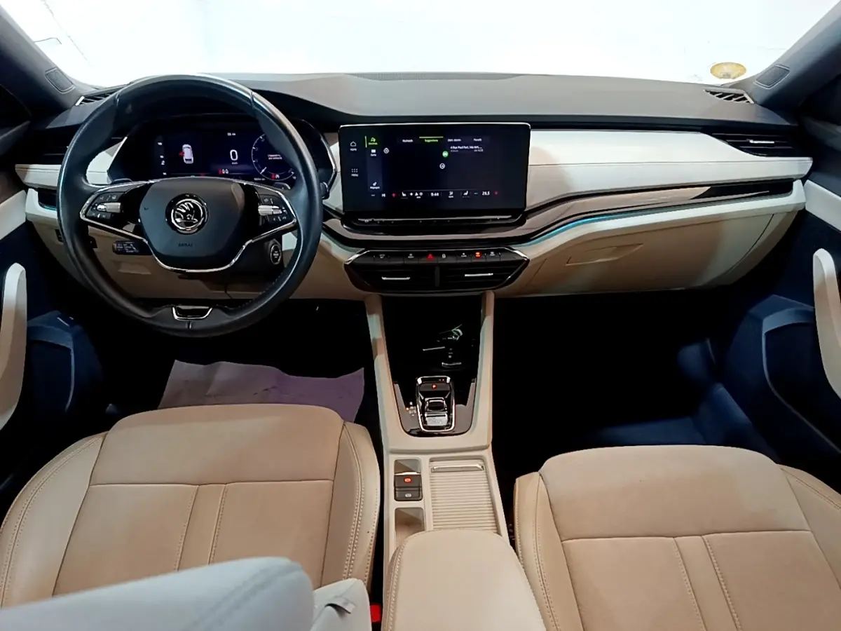 Intérieur beige clair de la Skoda Octavia 2022, vue frontale sur tableau de bord et volant multifonction noir.
