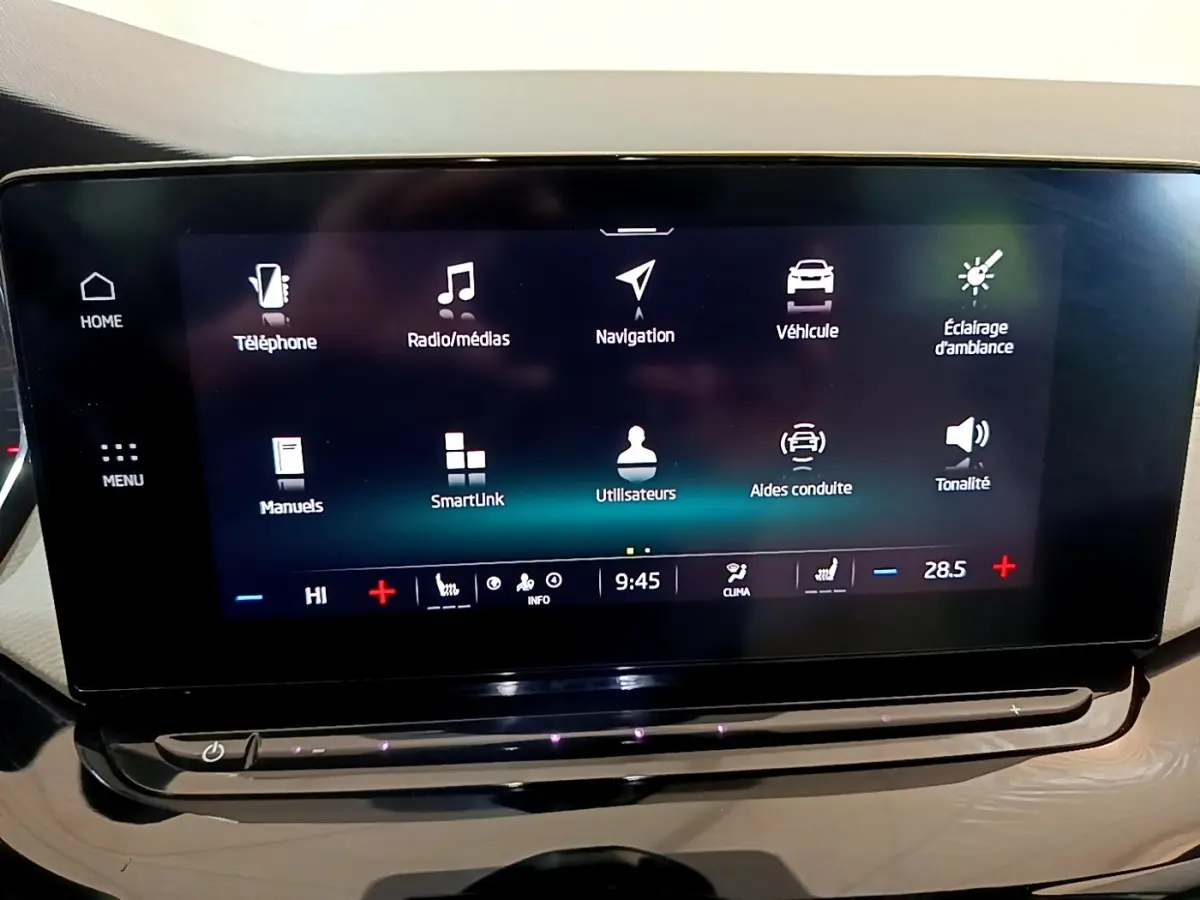 Écran tactile central du tableau de bord de la Skoda Octavia blanche, affichant le menu principal multimédia.