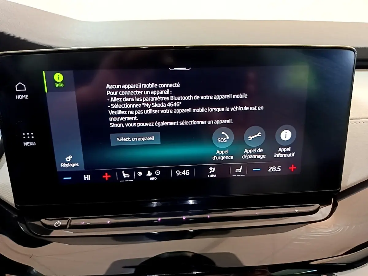 Écran tactile central du tableau de bord de la Skoda Octavia blanc 2.0 TDI 150 DSG7 Style affichant le menu Bluetooth.