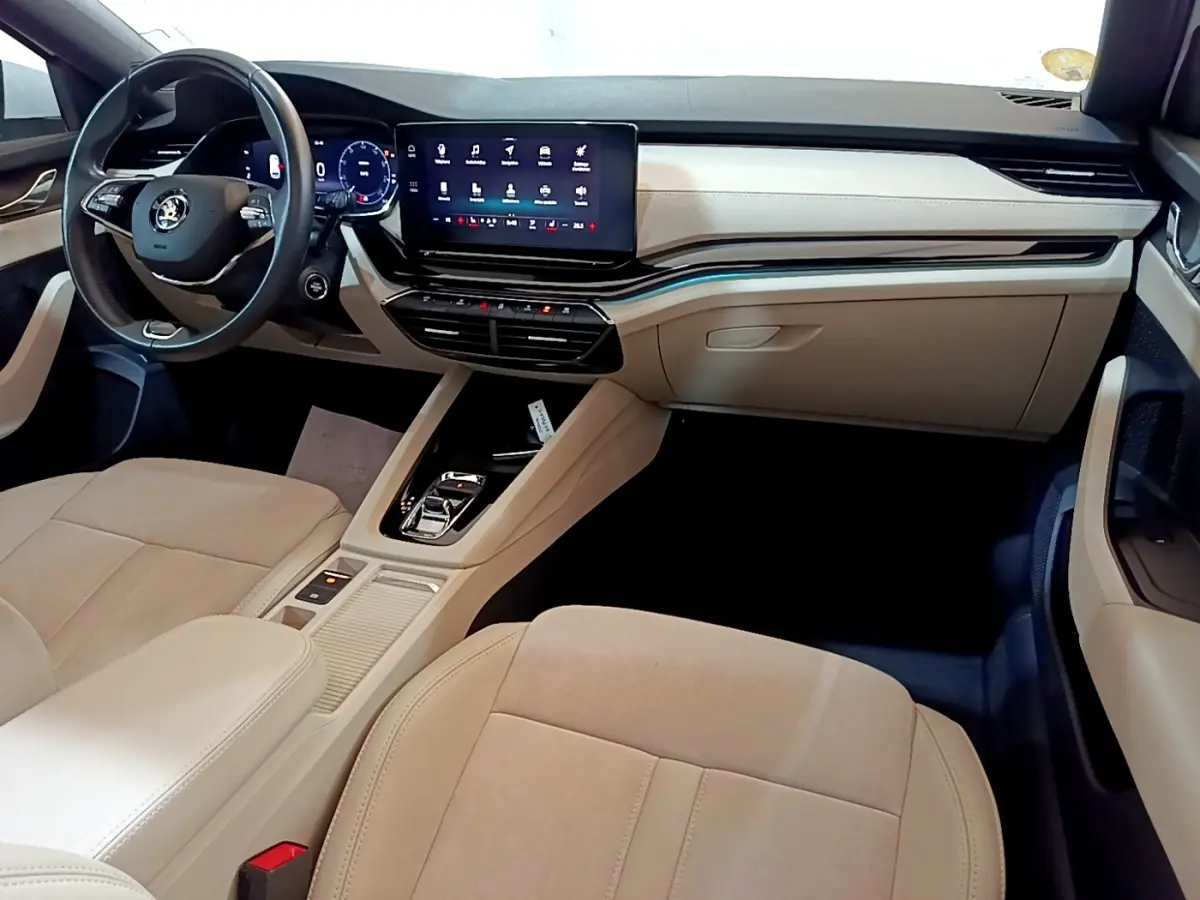 Intérieur beige clair de la Skoda Octavia 2022, vue côté passager avec tableau de bord et écran tactile central.