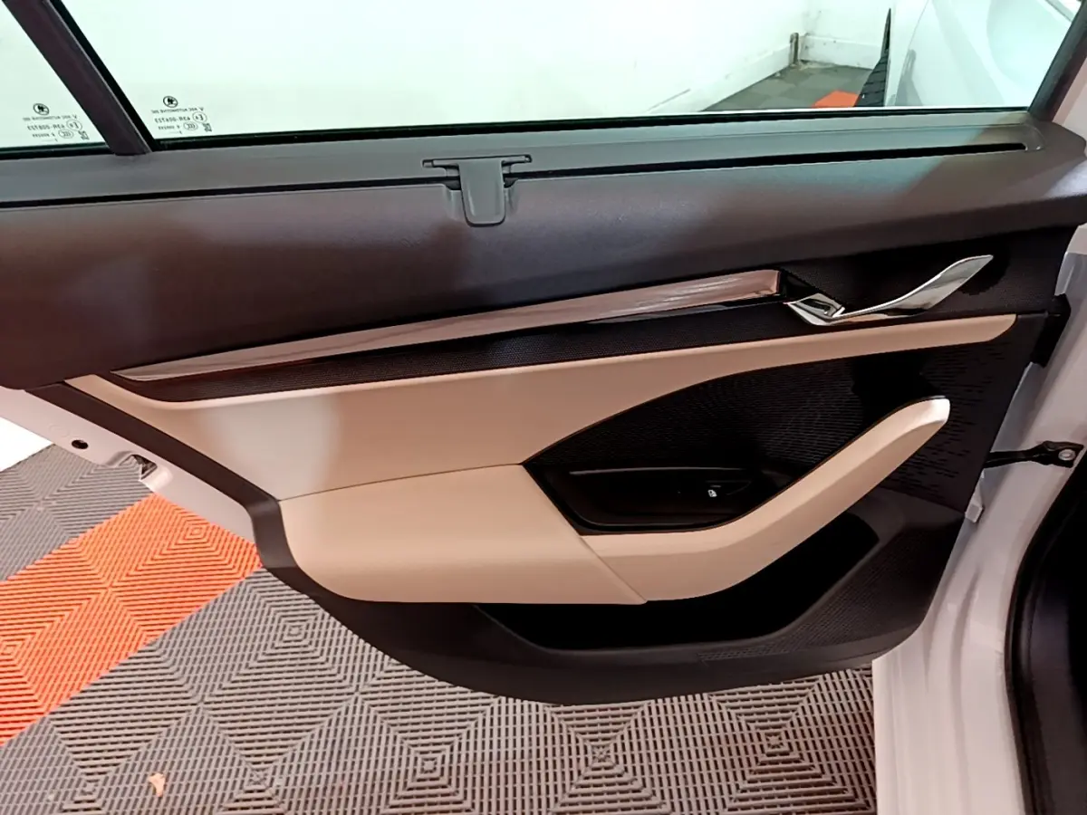 Intérieur de la porte avant droite beige et noire de la Skoda Octavia 2.0 TDI 150 DSG7 Style blanche 2022.