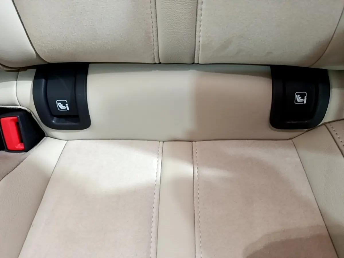 Détail des fixations Isofix sur la banquette arrière beige de la Skoda Octavia 2.0 TDI 150 DSG7 Style 2022.
