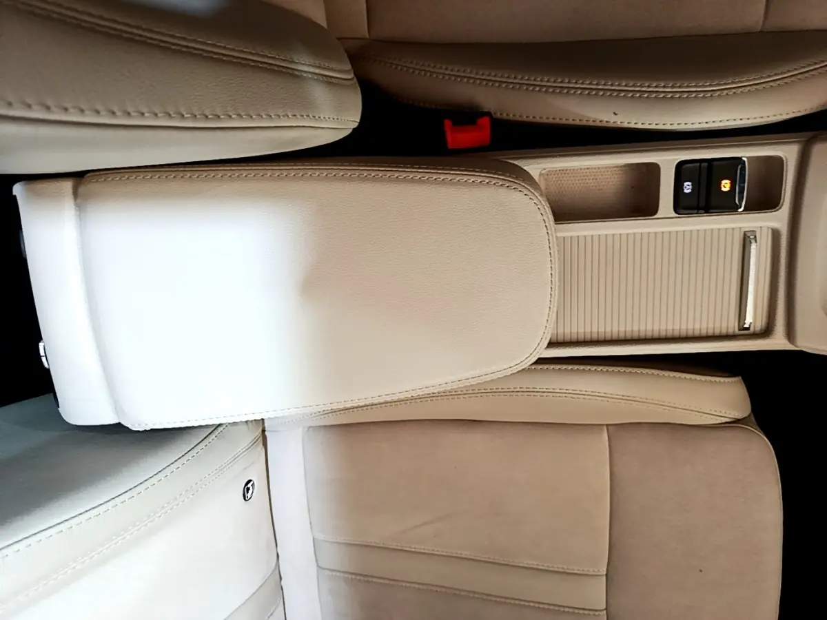 Vue rapprochée de l'accoudoir central beige et console centrale de la Skoda Octavia 2.0 TDI 150 DSG7 Style 2022.