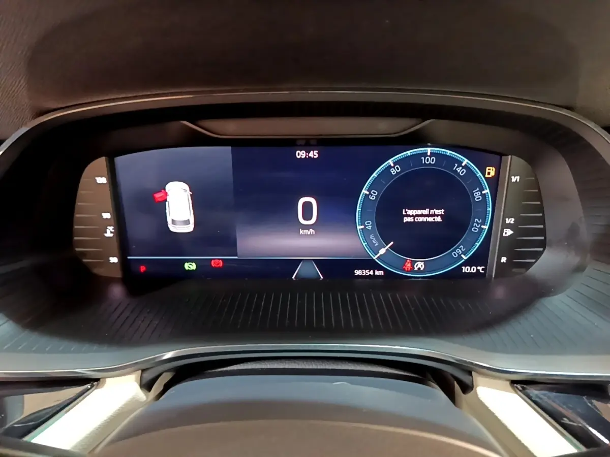 Tableau de bord numérique de la Skoda Octavia 2.0 TDI 150 DSG7 Style, affichage digital clair à 0 km/h.