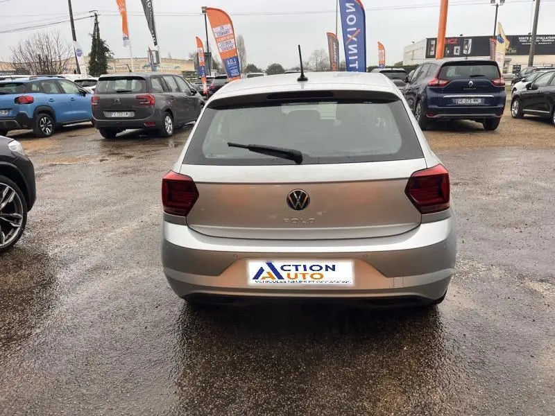 Vue arrière d'une Volkswagen Polo gris Urano 2021 avec feux arrière foncés et lunette arrière avec essuie-glace.