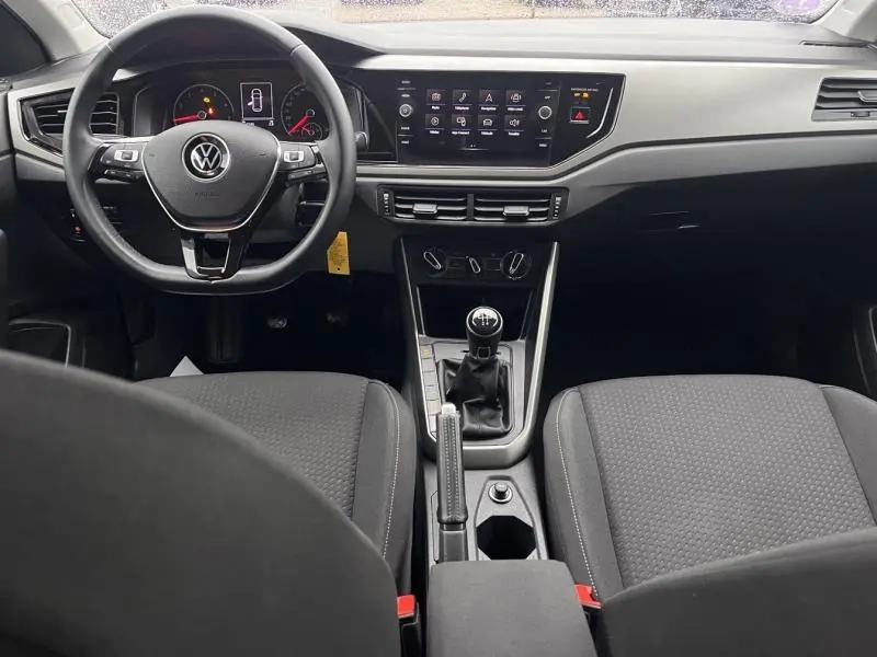Vue intérieure avant centrée du tableau de bord gris et volant cuir multifonction d'une Volkswagen Polo 1.0 80ch Lounge 2021.