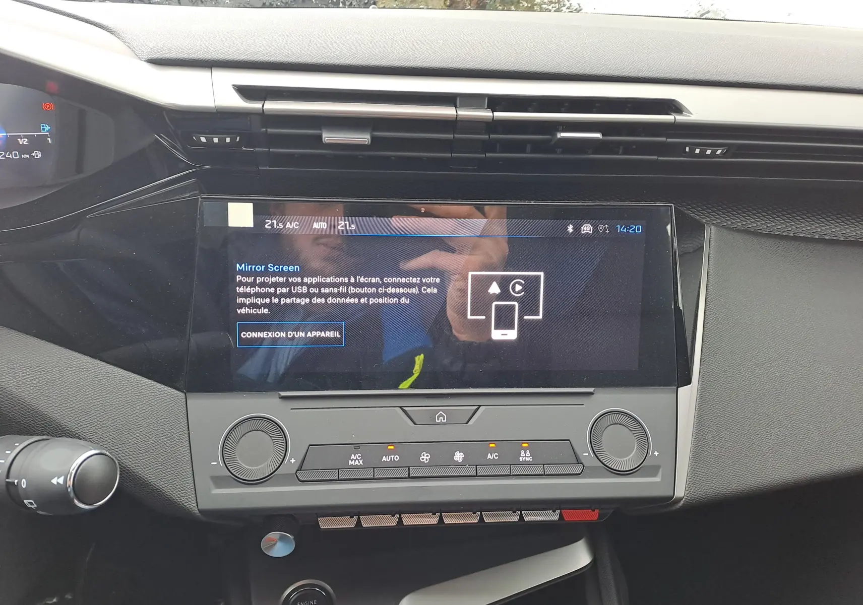 Vue rapprochée de la console centrale du Peugeot 308 2025 blanc, avec écran tactile et commandes climatisation visibles.