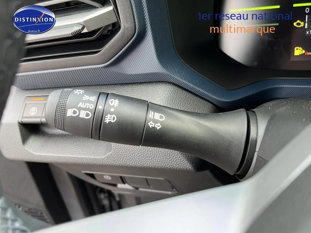 Gros plan sur la commande des phares et clignotants du tableau de bord du Dacia Duster 2025 gris schiste.