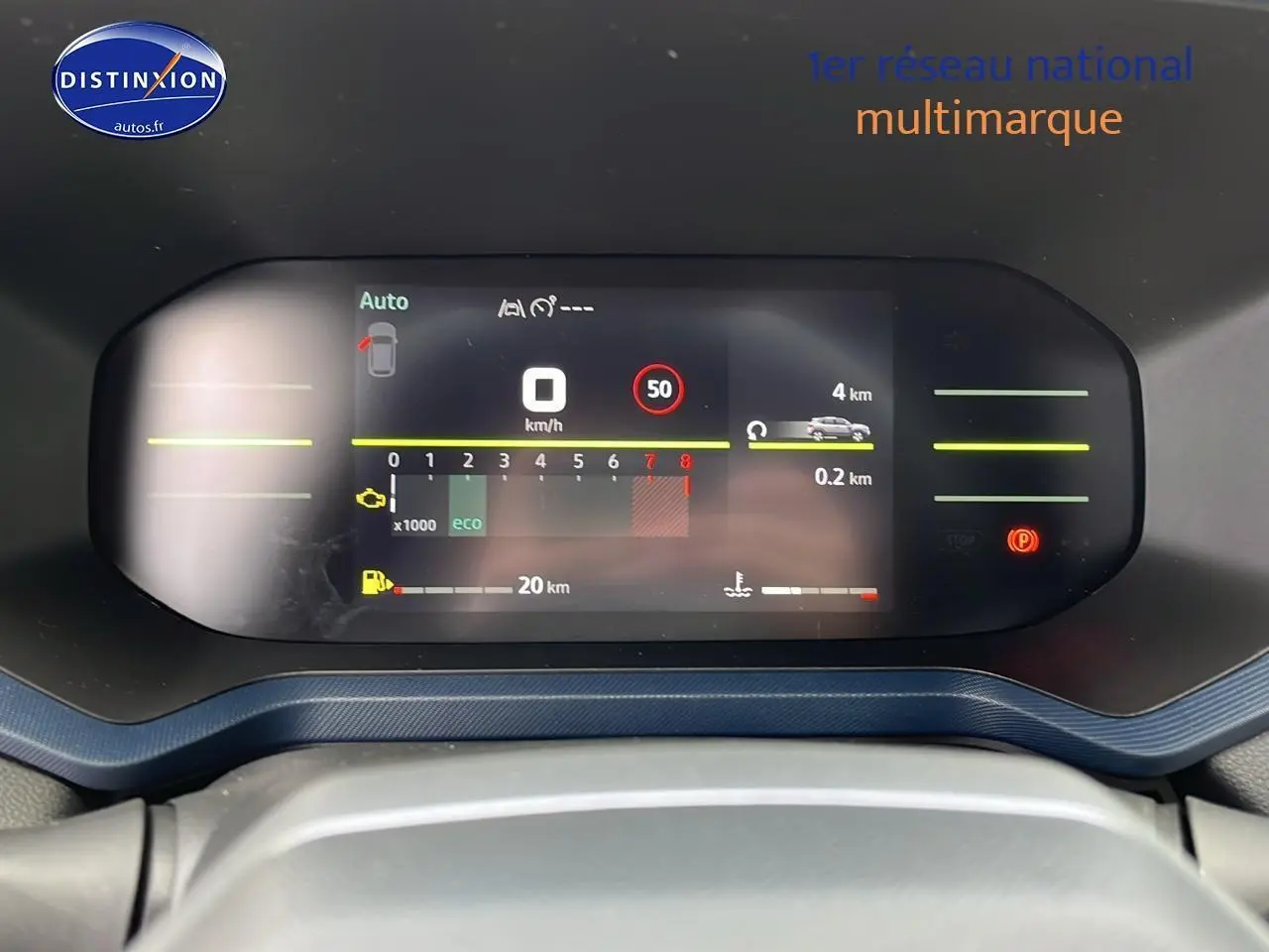 Tableau de bord numérique du Dacia Duster 2025, affichage multifonction avec indicateurs de vitesse et éco-mode.