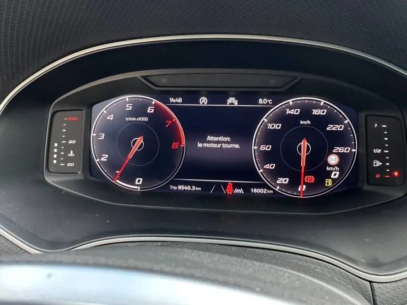 Vue rapprochée du tableau de bord numérique du SEAT IBIZA 1.0 TSI 115cv FR, affichage clair et moderne.