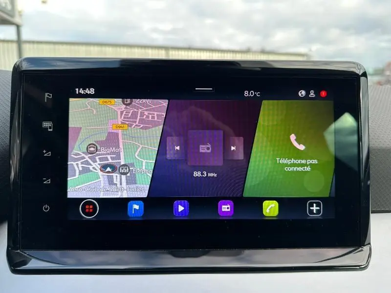 Écran tactile central de la SEAT IBIZA 2025 affichant navigation, radio et téléphone non connecté.