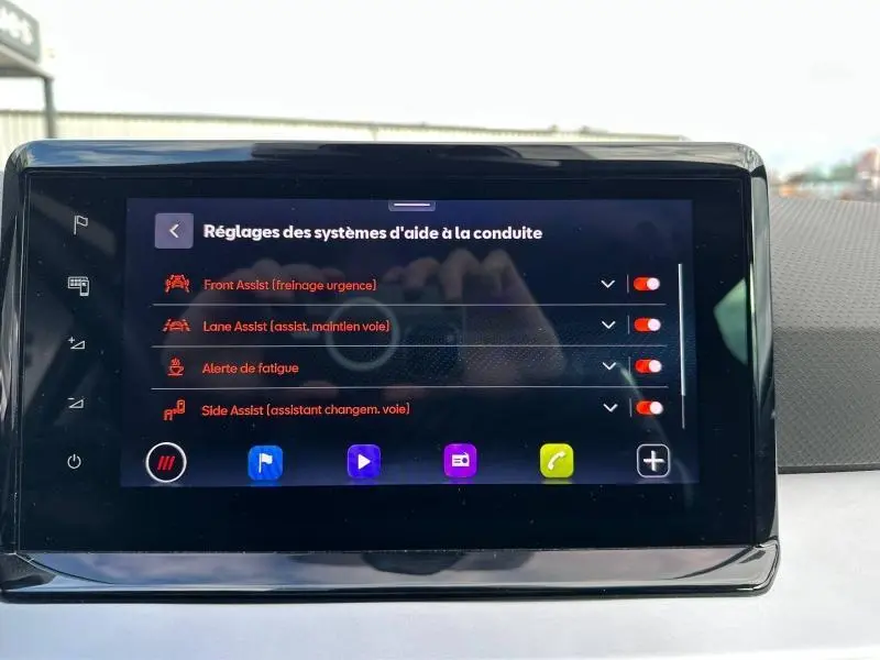 Écran tactile intérieur affichant les réglages des aides à la conduite sur une SEAT IBIZA 2025.