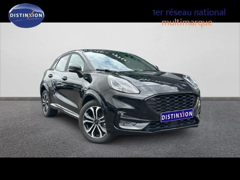 Ford Puma 2024 noir Agate métallisé en vue 3/4 avant droit, avec calandre large et jantes alliage distinctives.