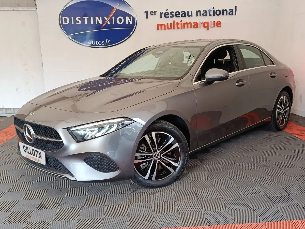 Mercedes Classe A 250 e Hybrid gris foncé vue 3/4 avant droit, avec jantes alliage et calandre distinctive.